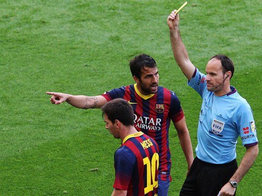 Se vuelven a ver. Mateu Lahoz dirigió infinidad de veces a Lionel Messi en la Liga de España.