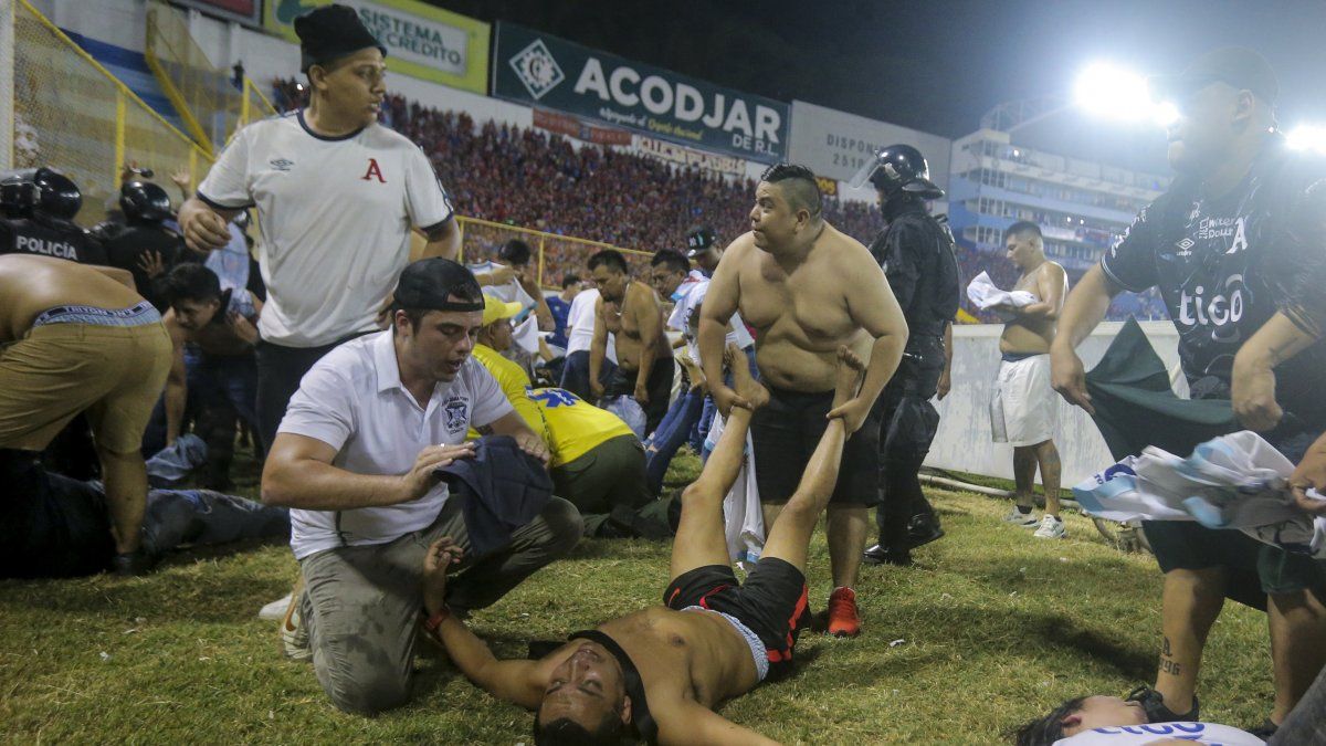 Tragedy in El Salvador: at least 12 dead by an avalanche in a soccer stadium