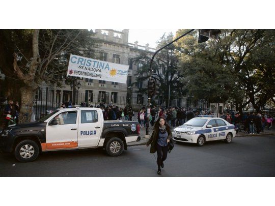La Plata. Todo sucedió en la Escuela Nacional Rafael Hernández. Los padres de los alumnos mostraron preocupación.