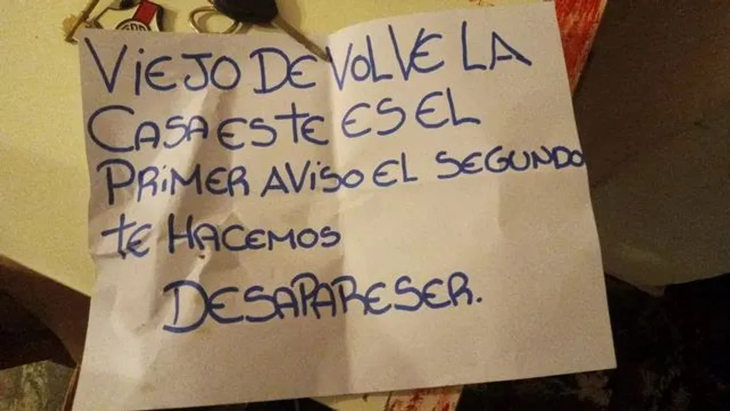 El cartel encontrado por las víctimas amenazadas. El cartel encontrado por las víctimas amenazadas.
