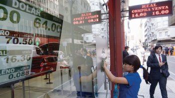 El endurecimiento del cepo cambiario&nbsp;mantiene estable la cotización del dólar mientras que las miradas del mercado se posan sobre la brecha entre el oficial y los dólares libres.