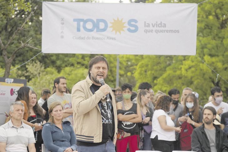 Leandro Santoro, en una plaza porteña.