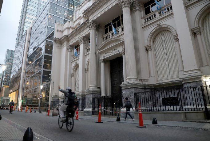 En Argentina, la libertad de los bancos de integrar con encajes los bonos del Tesoro que autorizó el BCRA es muy criticada.