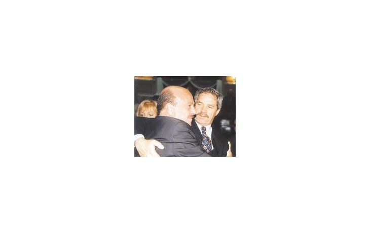 ámbito.com | Felipe Solá se abraza con Osvaldo Mércuri ayer en la sesión donde el lomeño logró su reelección como jefe de Diputados, sillón que el gobernador quiso, pero no pudo, para un ladero suyo.