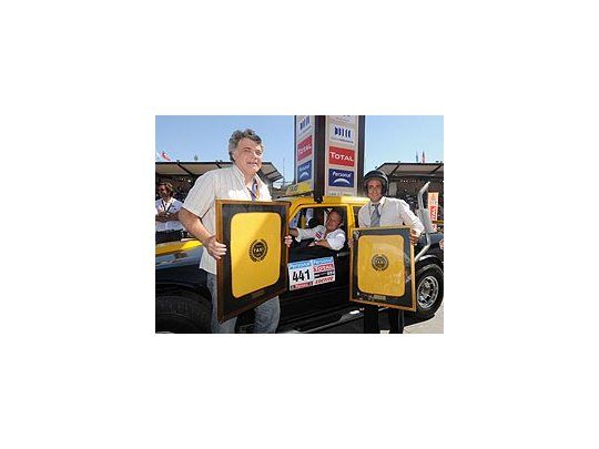 Podio de llegada: Al volante Etienne Lavigne, Director del Rally Dakar.