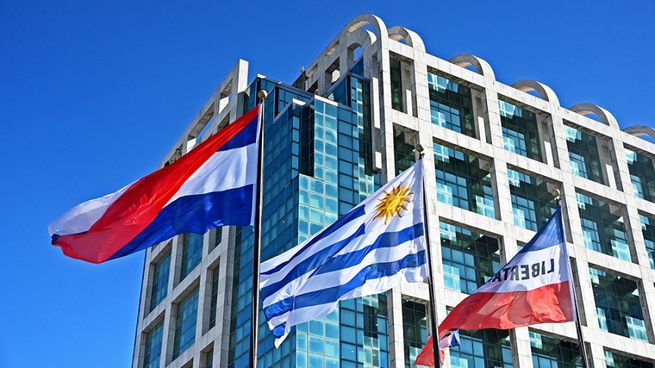 Yamandú Orsi felicitó a José Antonio Kast por su victoria en las elecciones de Chile.