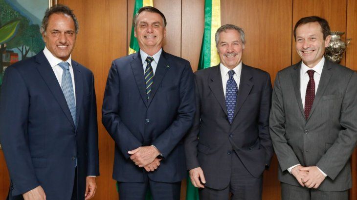El presidente de Brasil, Jair Bolsonaro junto a la delegaci&oacute;n argentina: Daniel Scioli, Felipe Sol&aacute; y Gustavo Beliz.&nbsp;