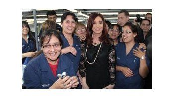 Cristina junto a operarios de la planta textil que inauguró en San Juan.