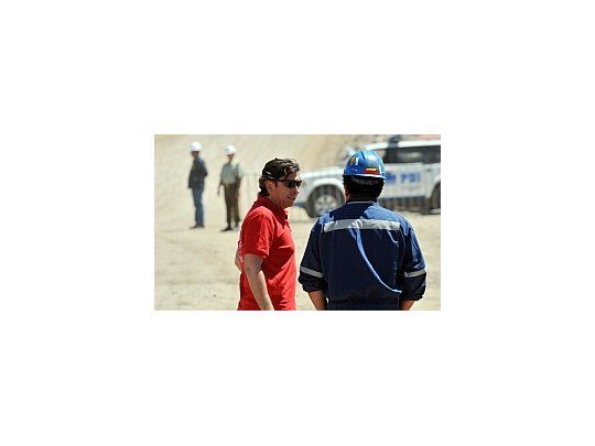 El ministro de minería, Laurence Golborne, es uno de los que supervisa las tareas junto con los ingenieros.