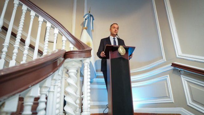 El jefe de Gabinete, Manuel Adorni, reconoció que su esposa viajó en el avión presidencial.&nbsp;