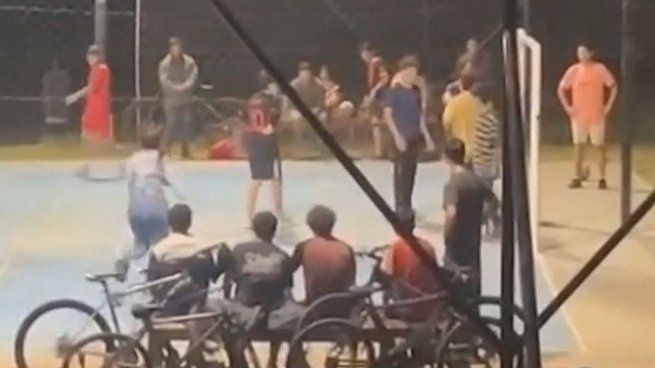 El hecho sucedió luego e un partido entre los dos menores, cuando el padre de uno se acercó a increpar al otro.
