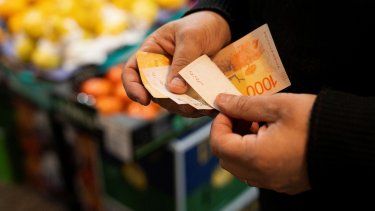 El desplome del consumo en supermercados se agudiza y ya baja casi 23% interanual en agosto
