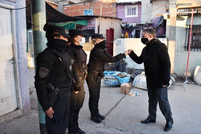 Oficiales de Policía junto a Marcelo D'Alessandro, ministro de Justicia y Seguridad porteño.