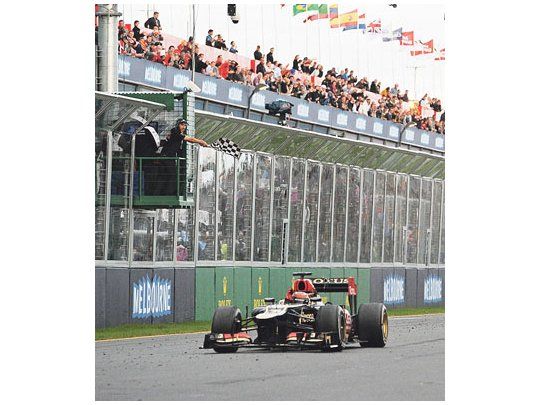 El finlandés Kimi Raikkonen, con Lotus, ganó la primera carrera del año.