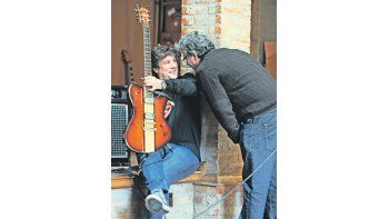 ámbito.com | El ministro de Economía, guitarra en mano en Del Cielito Records, a las 13.45, recibe del secretario de Transporte, Pablo Schiavi, las buenas noticias sobre la elección en Capital.