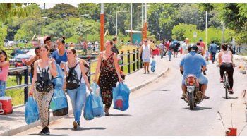 ámbito.com | Movimiento. La postal inversa muestra ahora a paraguayos y brasileños cruzando diariamente hacia nuestro país para aprovechar mejores precios. Pero en Misiones dicen que todavía el movimiento no alcanza.