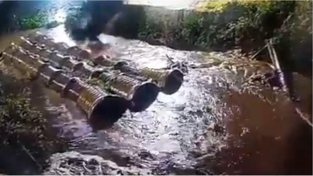 He did not see that the road was closed and fell with his truck into a stream in the middle of the storm