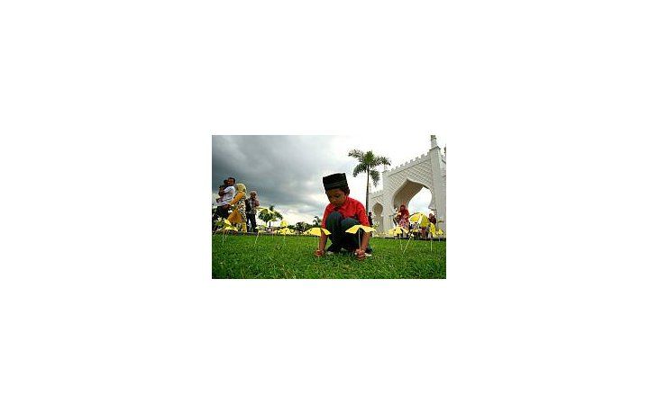 Flores y homenajes para las víctimas del tsunami