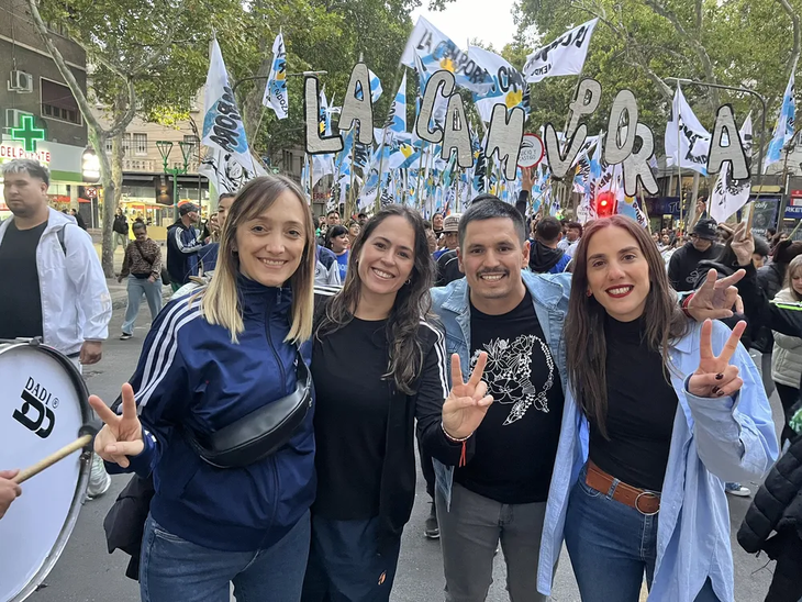 Paloma Scalco (a la derecha), vice 2° del PJ y una de las sancionadas, junto a Fernández Sagasti en una marcha con la columna de La Cámpora. Paloma Scalco (a la derecha), vice 2° del PJ y una de las sancionadas, junto a Fernández Sagasti en una marcha con la columna de La Cámpora.