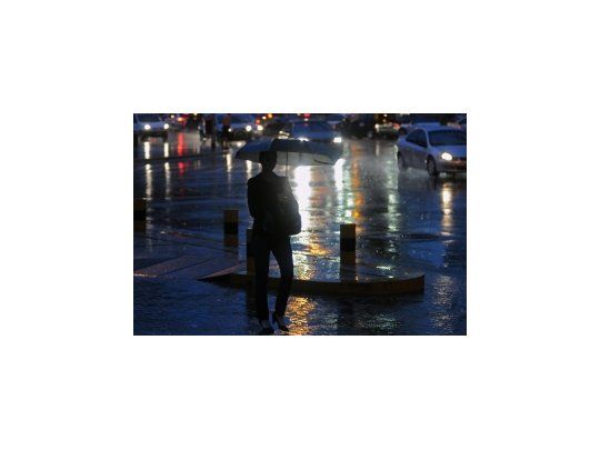 La lluvia llega tras intensa jornada de calor.