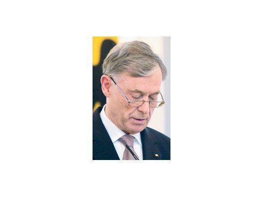 Horst Köhler renunció a la Presidencia en Alemania tras haber formulado desafortunadas declaraciones. Dijo que la prensa lo malinterpretó y deshonró su investidura.