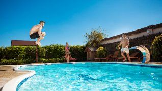 Por qué algunas personas no quieren meterse al agua en el verano. Por qué algunas personas no quieren meterse al agua en el verano.