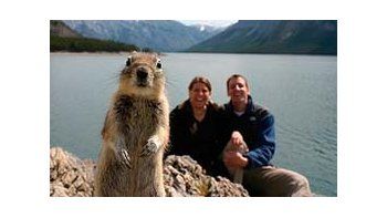 Melissa Brandts junto a su marido, Jackson y la ardilla.