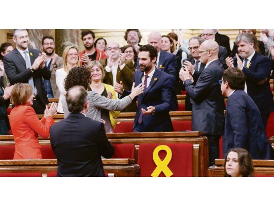 NUEVO LÍDER.  Roger Torrent liderará el parlamento de Cataluña. En su primer discurso, intentó rebajar la tensión y convocó al diálogo.