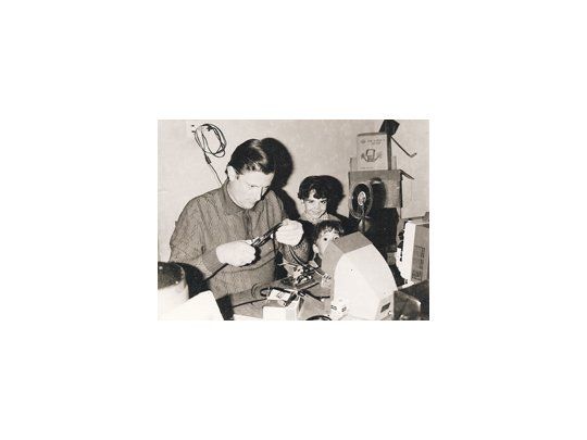 El delicioso documental de Nicolás Frenkel «Amateur» se centra en un odontólogo entrerriano que, a los 70 años, sigue realizando películas caseras de todo género como mejor le permiten sus recursos.