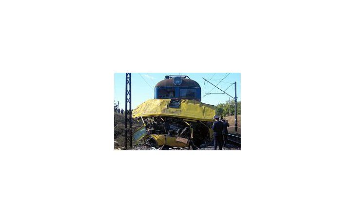 El accidente ocurrió cuando una formación de carga embistió a un autobús repleto de pasajeros.