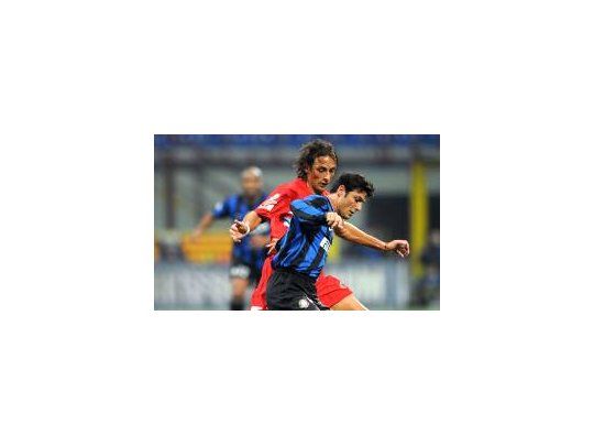Javier Pupi Zanetti, ante un jugador del Catania.