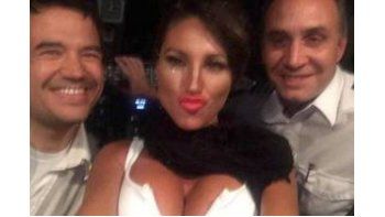 Victoria Xipolitakis junto a piloto y copiloto