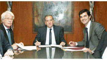 Iniciativa. Calzetta Larrieu, Barañao y Urtubey, durante la firma del convenio en la Casa de Salta.
