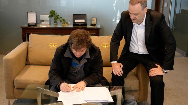 El presidente Javier Milei firmó el proyecto de reforma laboral.
