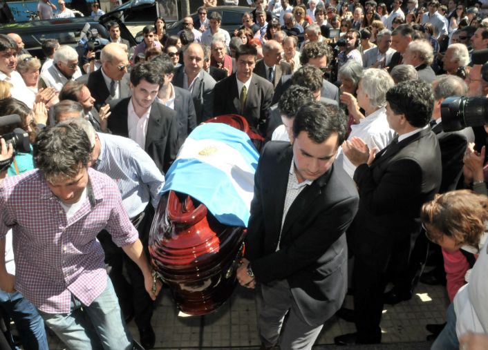 Antonio Cafiero recibió el último adiós en el cementerio de San Isidro.