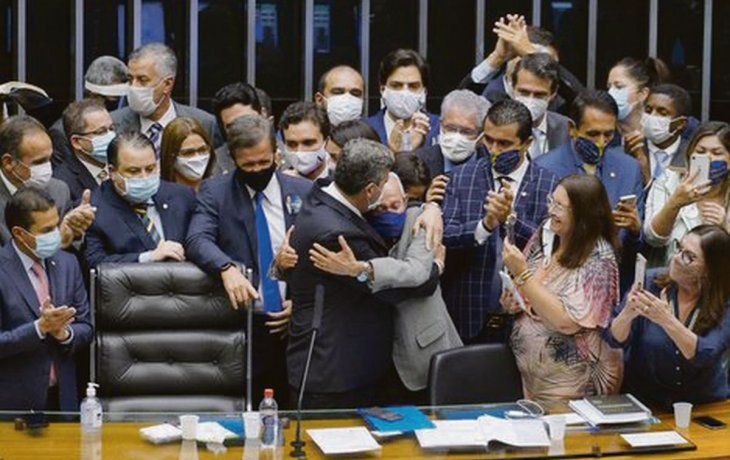 CELEBRACIÓN. Arthur Lira y Rodrigo Pacheco se abrazan tras conocer la votación.&nbsp;