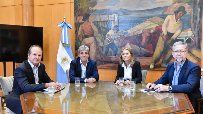 Daniel González, Luis Caputo, María del Carmen Tettamanti y Diego Adúriz (asesor del ministro)