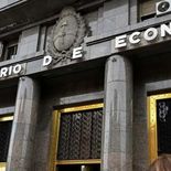El Tesoro cubrió los vencimientos de la semana y concentró la demanda en la Lecap de septiembre, mientras que consiguió estirar plazos con los nuevos duales CER/TAMAR a 2028 y 2029. El Tesoro cubrió los vencimientos de la semana y concentró la demanda en la Lecap de septiembre, mientras que consiguió estirar plazos con los nuevos duales CER/TAMAR a 2028 y 2029.