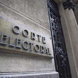 La Corte Electoral añadió la huella como condición para la aplicación de iniciativas de democracia directa, como plebiscitos. La Corte Electoral añadió la huella como condición para la aplicación de iniciativas de democracia directa, como plebiscitos.