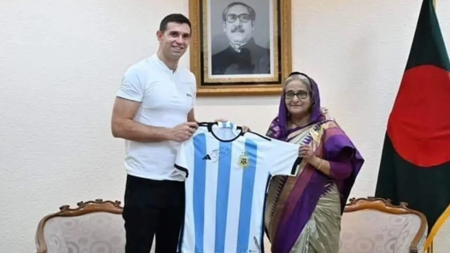 Dibu, elogioso con Messi en su recorrida por Asia.&nbsp;