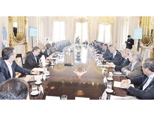 Gabinete. Ayer Mauricio Macri presidió la reunión de Gabinete, otro campo de batalla para Cambiemos. Los radicales presionarán  de nuevo en 2017 por más sillones. En 2015 lograron dos y el Plan Belgrano para José Cano. Los recortes a los fondos que le prometieron al tucumano están en el centro de la interna del grupo.