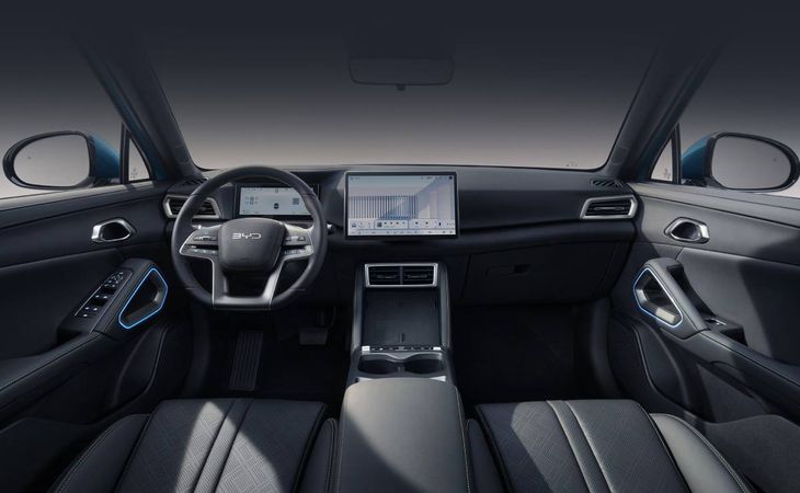 BYD ATTO 2 DM-i; incorpora una caja con selector ubicado en la columna de direcci&oacute;n y un tablero digital integrado que prioriza amplitud, ergonom&iacute;a y una experiencia de manejo m&aacute;s intuitiva  