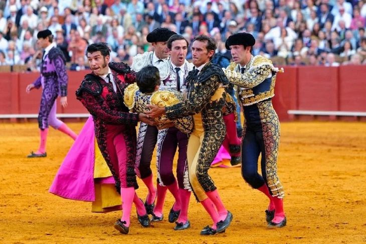 El parte médico indicó que sufrió una “herida por asta de toro en margen anal posterior con trayectoria de unos 10 centímetros”, con lesión parcial de la musculatura esfinteriana y una perforación de 1,5 centímetros en la pared posterior del recto.