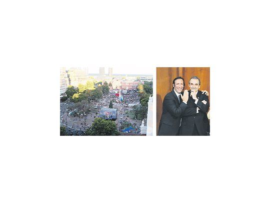 El Gobierno hizo jurar el sábado a funcionarios en todas las carteras para cubrir el elenco. Hernán Lorenzino le tomó el juramento a Guillermo Moreno y lo abrazó para la foto. En la Plaza terminaban la maratón de bandas y el festejo.