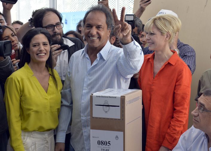 El candidato a presidente por el FpV, Daniel Scioli, emitió su voto en la Escuela Nº 16 Reconquista, de Dique Luján, partido de Tigre, acompañado de su esposa, Karina Rabolini y su hija Lorena.