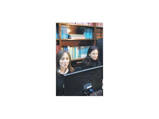 La vicejefa del Gobierno porteño, María Eugenia Vidal, ayer en una «Posta Digital» en el Centro Islámico del barrio San Cristóbal, para que los adultos mayores aprendan cumputación.