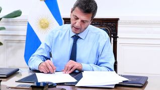 ámbito.com | Sergio-Massa-firmando-proyecto-Ganancias.jpg