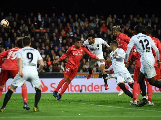 Ezequiel Garay le ganó en el cabezazo a Casemiro y puso el 2-0 de Valencia sobre Real Madrid.