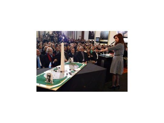 Cristina de Kirchner presentó la maqueta de los monumentos donados por Nación.