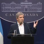 Luis Caputo, ministro de Economía, junto al jefe de Gabinete, Manuel Adorni. Luis Caputo, ministro de Economía, junto al jefe de Gabinete, Manuel Adorni.